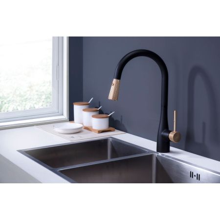 Смеситель для кухни D&K Rhein.Schiller DA1462517A с выдвижной лейкой, черный-золото